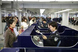 出國工作：為何出入境簽證限定那么多，連蔬果都不能拿？